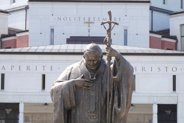 statua świętego jana pawła drugiego na placu przed sanktuarium 